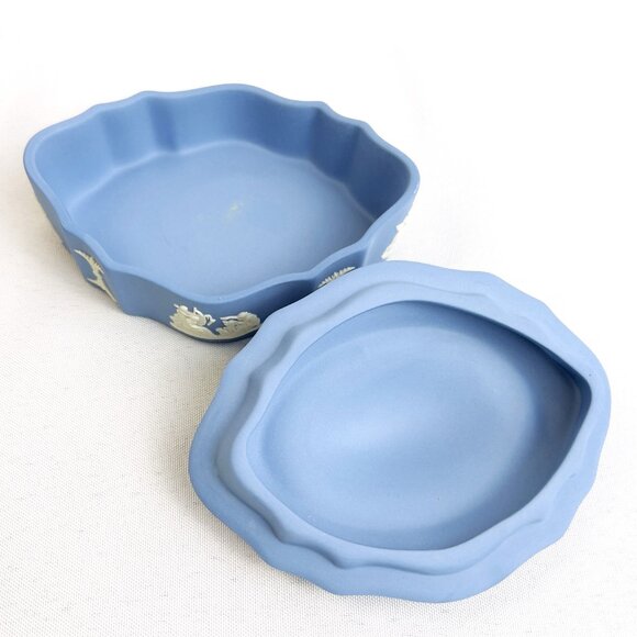 Wedgwood Vintage Trinket Box Jasperware Cupids Angels Pegasus England 1940’s - Picture 6 of 11